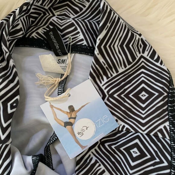 NWT Onzie Multicolor Graphic Workout Legging - Picture 6 of 7